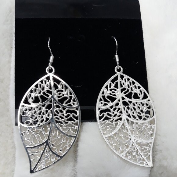 Women's Silver Filigree Leaf Dangle Earrings NEW - Picture 1 of 1